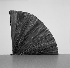 Maia Aeschbach, Fächer offen, 2002 Graphit auf Papier, 200 x 200 x 6 cm Foto: Brigitt Lattmann, Gränichen