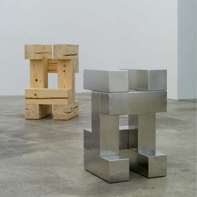 Gerold Tagwerker, alexander#1_wood, 2010, Holz, 80 x 45 x 45 cm und alexander#1_steel, 2010, polierter Stahl, 60 x 36 x 36 cm; © Gerold Tagwerker