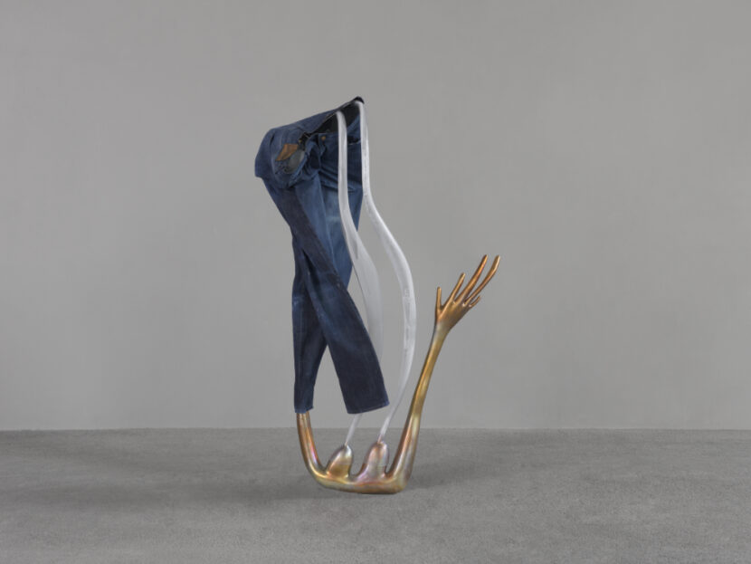 Kunstzone Lokremise St.Gallen Camille Henrot 2023,-end-of-me,-2021,-bronze,-kunststoffrohre,-jeans,-foto-annik-wetter,-©-adagp-camille-henrot,-courtesy-die-kuenstlerin-und-h